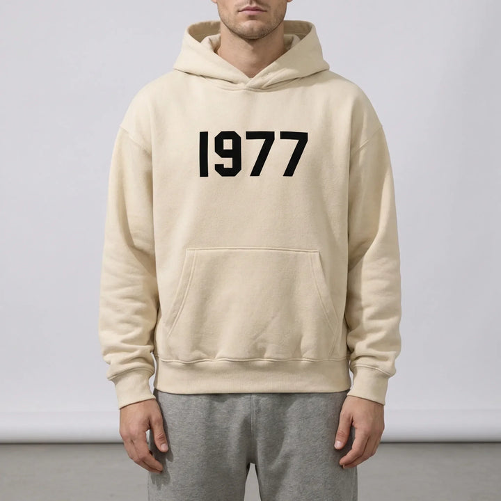 Bequemer Unisex Kapuzenpullover im Retro-Stil mit 1977 Print, ideal für Streetwear.