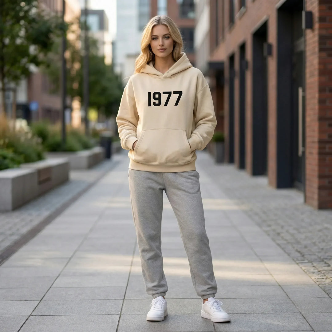 Streetwear Pullover für Damen & Herren: Vintage-Hoodie mit 1977 Druck und Raglan-Ärmeln.