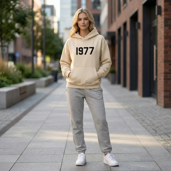 Streetwear Pullover für Damen & Herren: Vintage-Hoodie mit 1977 Druck und Raglan-Ärmeln.