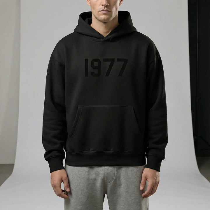 Warmer Winter-Kapuzenpullover, Unisex, mit 1977 Vintage-Design und praktischer Kängurutasche.