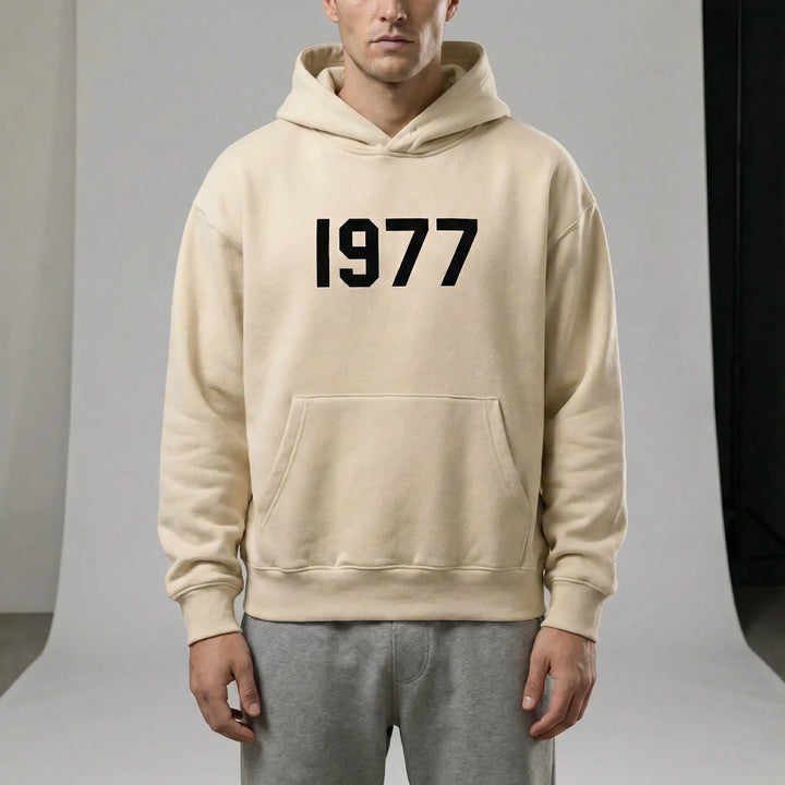 Retro Unisex Hoodie "Chase" mit stylischem 1977 Print, Raglanärmeln und lässigem Schnitt.