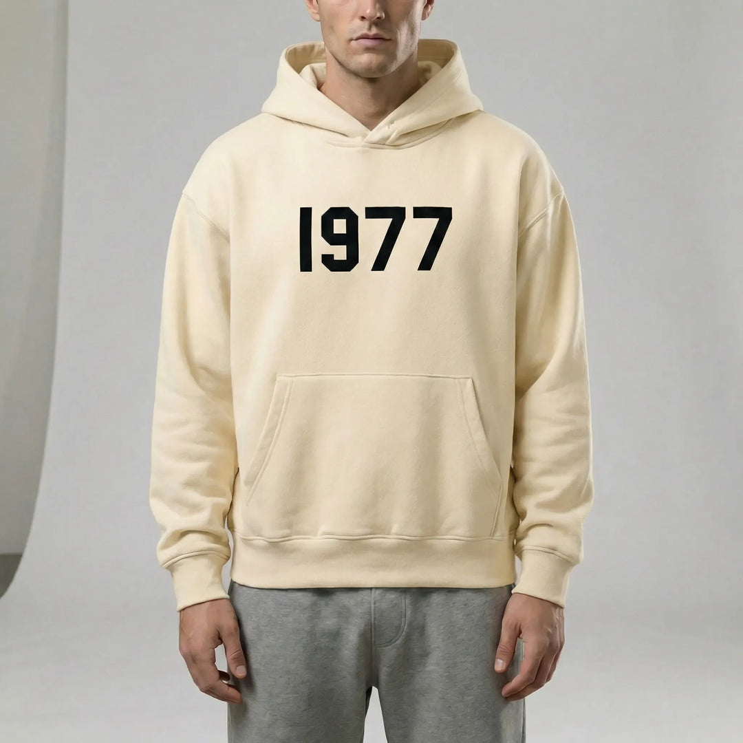 Stylischer Unisex Hoodie mit 1977 Vintage-Print, Raglanärmeln – perfekt für Streetwear-Fans.