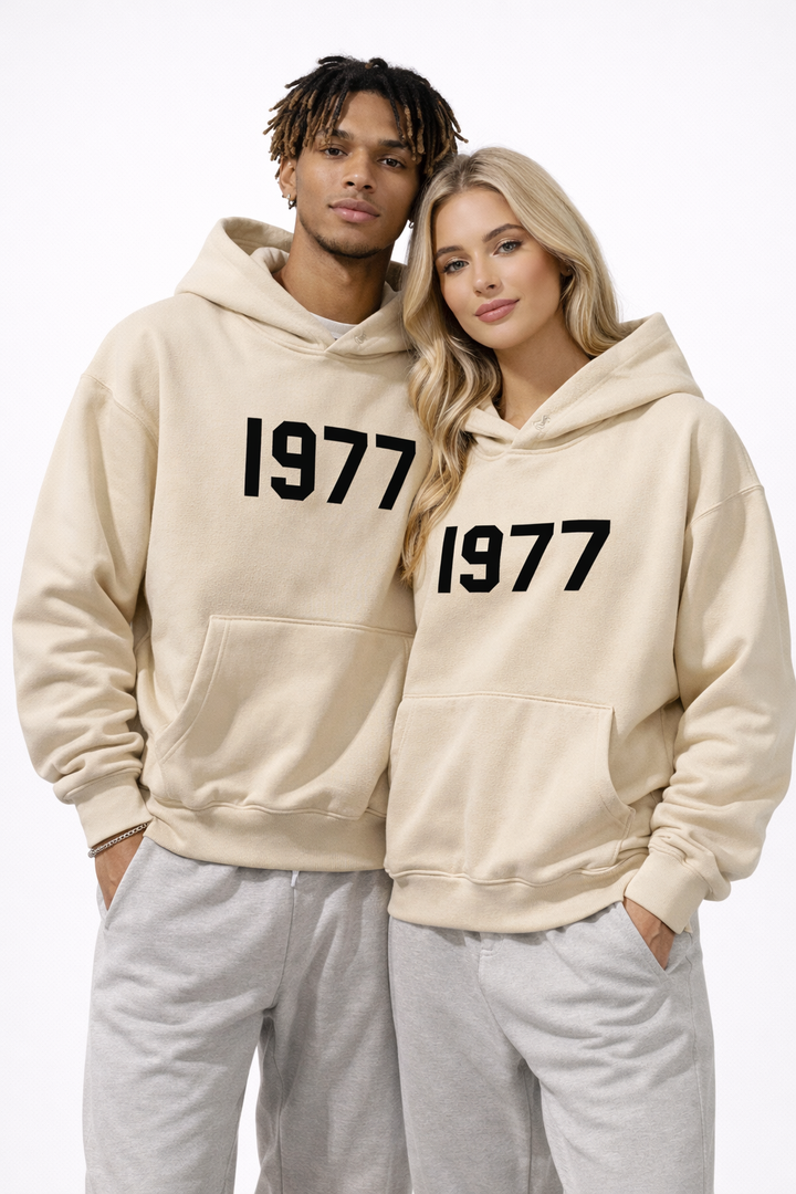 Unisex Streetwear Hoodie mit Raglanärmeln, Vintage Look, bequemer Kapuzenpullover für lässigen Style.