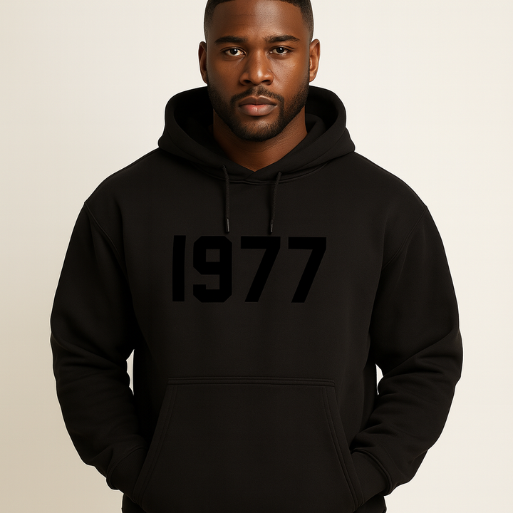 Nahaufnahme des Stoffes: Unisex Vintage Raglan Hoodie, weicher Kapuzenpullover für Streetwear Komfort.