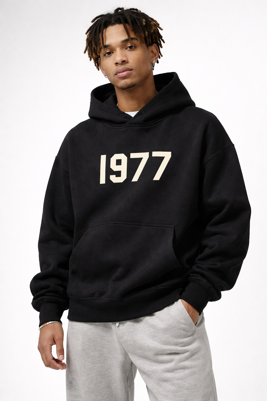 Vielseitiger Unisex Streetwear Hoodie, Raglanärmel, Vintage 1977 Design, perfekt für lässige Looks.