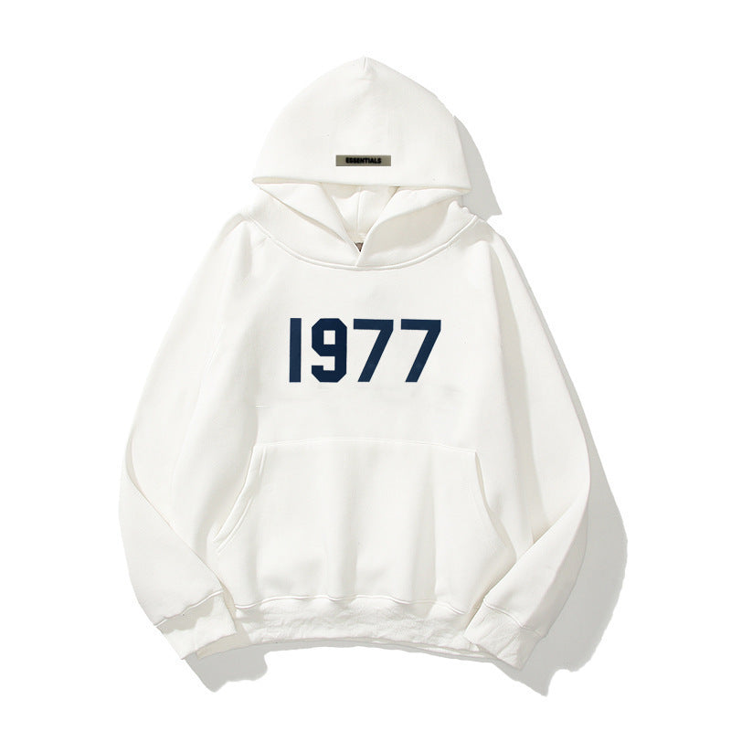 Stylischer Unisex Raglan Hoodie, Vintage 1977 Design, bequemer Kapuzenpullover für modernen Streetwear.