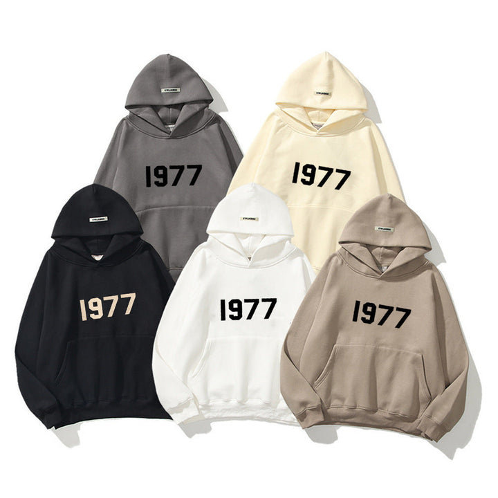 Model trägt Unisex Vintage Streetwear Hoodie mit Raglanärmeln, lässig & komfortabel, Retro-Style.