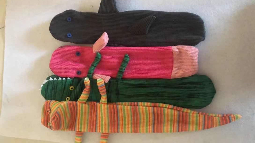 Nahaufnahme von gestrickten Krokodilsocken, weich & warm, mit detailliertem Tierdesign, ideal für den Winter.