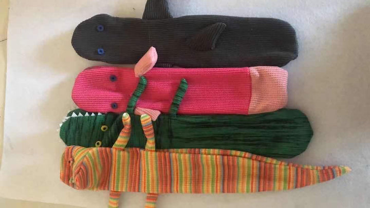 Nahaufnahme von gestrickten Krokodilsocken, weich & warm, mit detailliertem Tierdesign, ideal für den Winter.