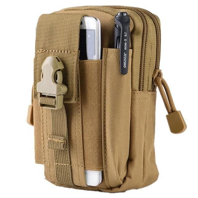 Wanderer nutzt robuste taktische Molle Hüfttasche, praktisches Outdoor-Zubehör für Abenteuer & Reisen.