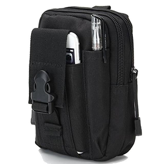 Angler mit vielseitiger taktischer Molle Hüfttasche, robust und funktional für Outdoor-Ausrüstung und Angelausflüge.