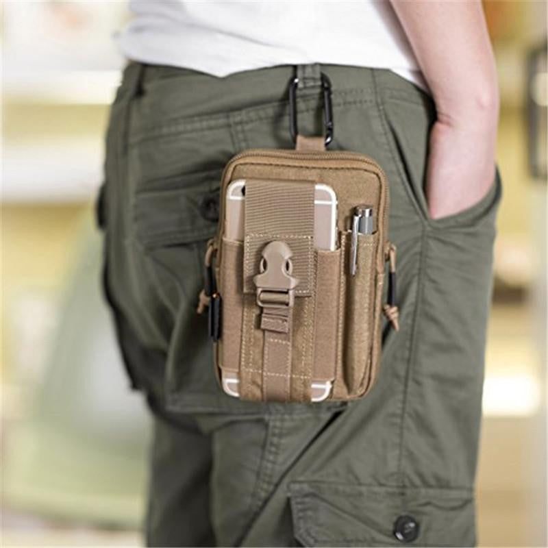 Mann trägt praktische taktische Gürteltasche mit Molle-System, robustes Wanderzubehör für Outdoor-Aktivitäten.