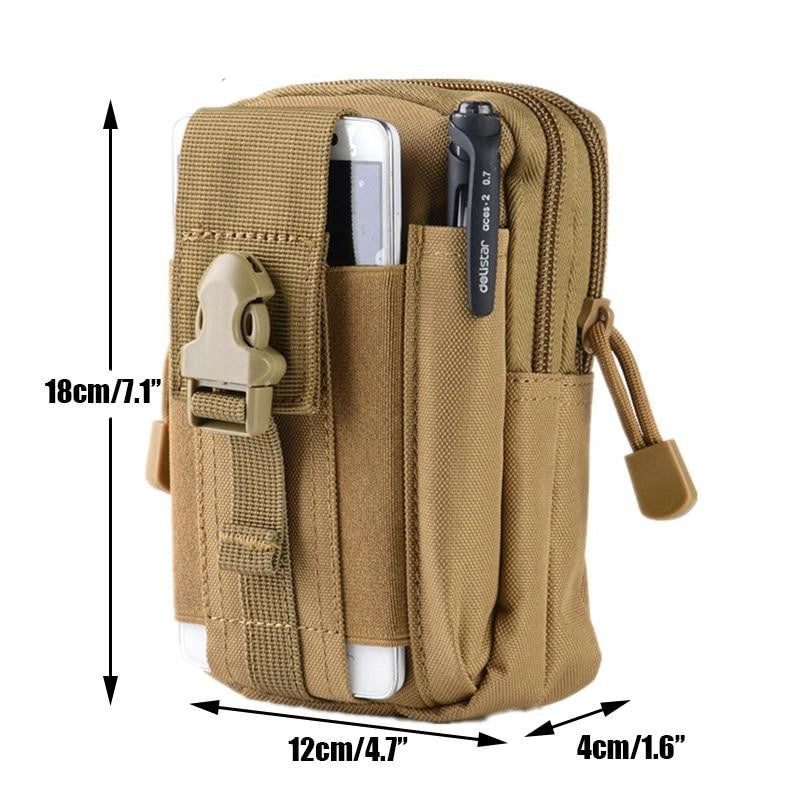 Taktische Molle Hüfttasche in Outdoor-Umgebung, robustes Design, perfekt als Angeltasche & Wanderzubehör.