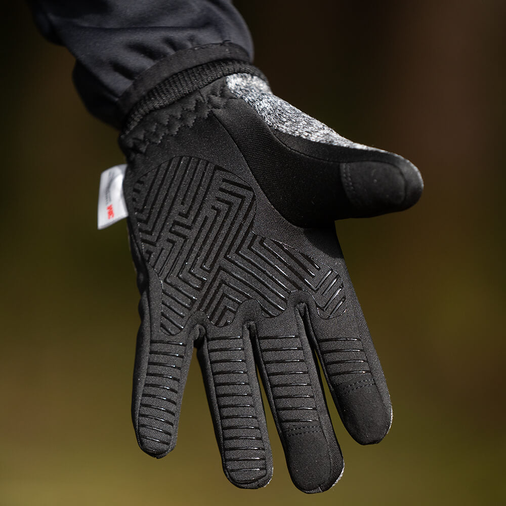Eng anliegende ThermoFit Winterhandschuhe in schwarz, bieten optimalen Kälteschutz bei Outdoor-Aktivitäten.