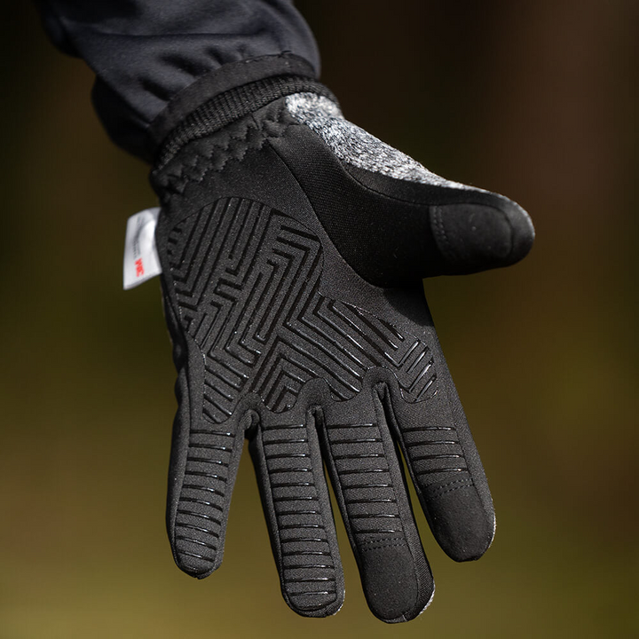 Eng anliegende ThermoFit Winterhandschuhe in schwarz, bieten optimalen Kälteschutz bei Outdoor-Aktivitäten.