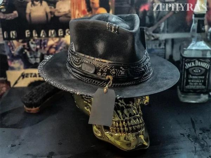 Person trägt stylische Unisex Totenkopf-Beanie. Perfekte Herbst/Winter Mütze für edgy Look.
