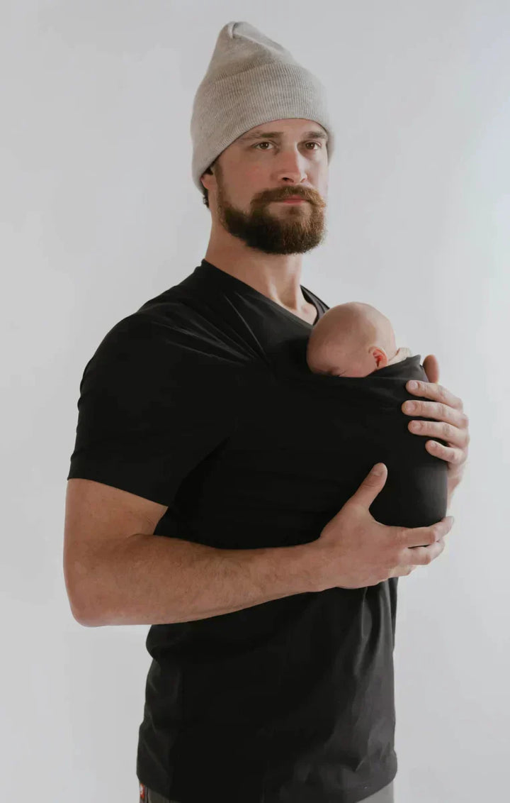 Eltern tragen Baby bequem im Unisex Tragetuch T-Shirt. Praktische Babytrage für den Alltag.