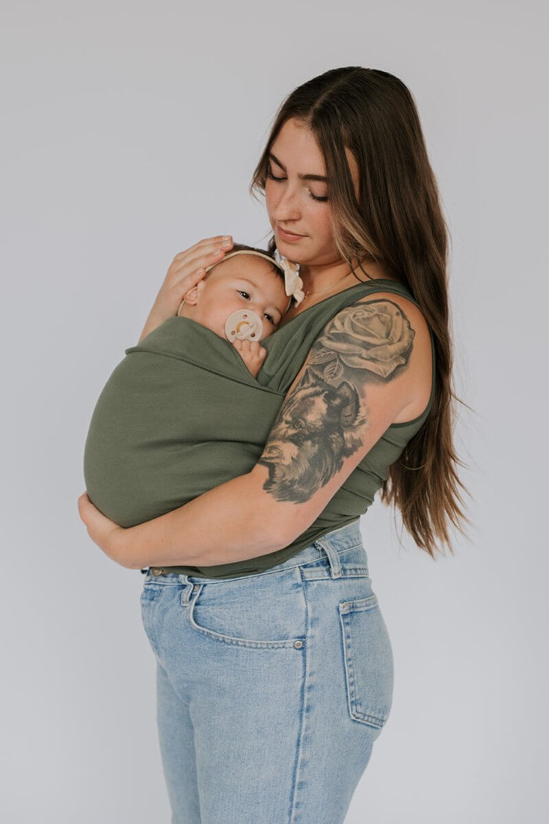 Vielseitiges Unisex Tragetuch T-Shirt; praktische Babytrage für alle Eltern. Komfortabel und modisch.