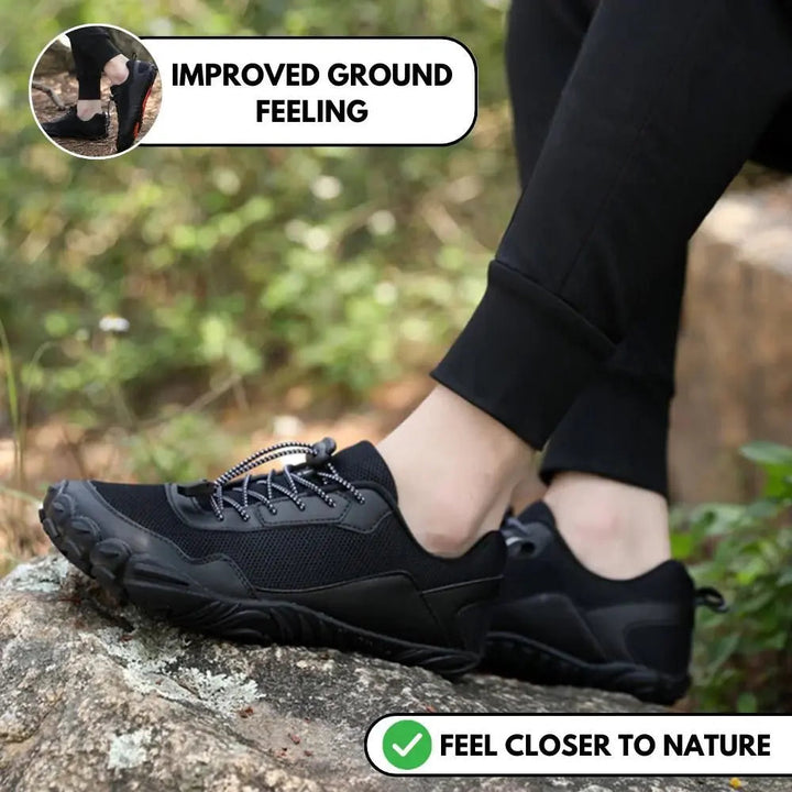 Leichte Unisex-Outdoorschuhe "Sam" beim Wandern im Gelände. Bieten Komfort & Flexibilität für Sport & Natur.