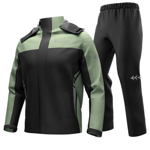 Person trägt Unisex Regenjacke beim Wandern, wasserdichter Schutz vor Regen & Wind für Outdoorkleidung.