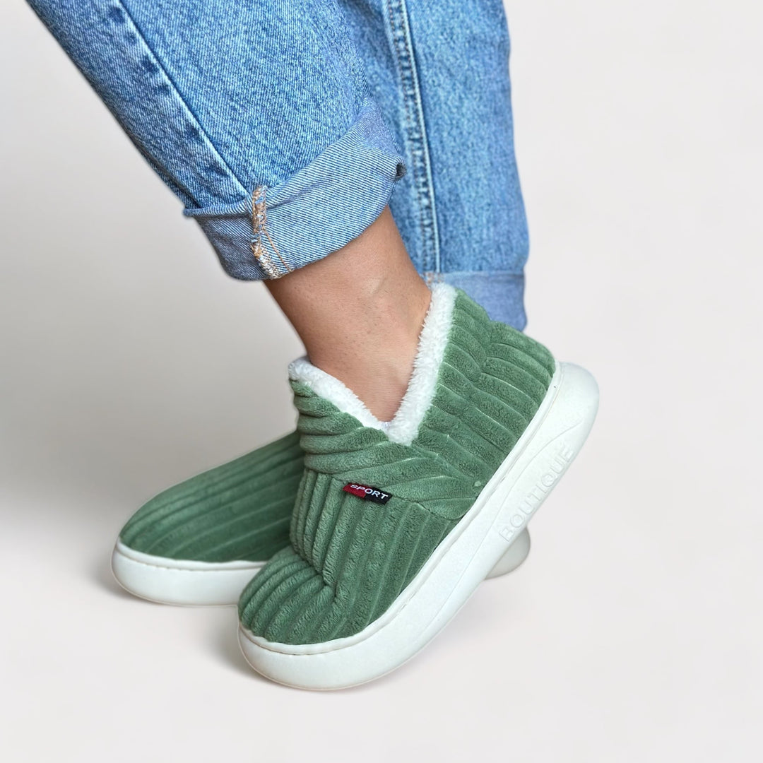 Weiche Plüsch-Winterhausschuhe Elise: Unisex, bieten Gemütlichkeit & warme Füße für Zuhause.