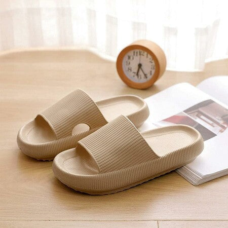 Entspannung pur: Unisex Wolken-Slipper als ergonomische Komfort-Sandalen für gemütliche Stunden zu Hause.