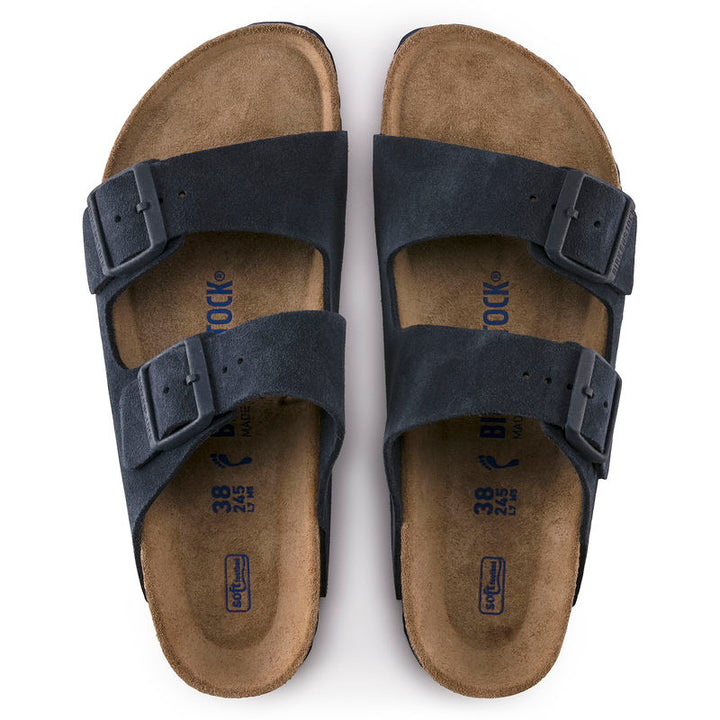 Entspannende Unisex Zweiriemen Sandalen mit weichem Fußbett, ideal nach dem Sport.