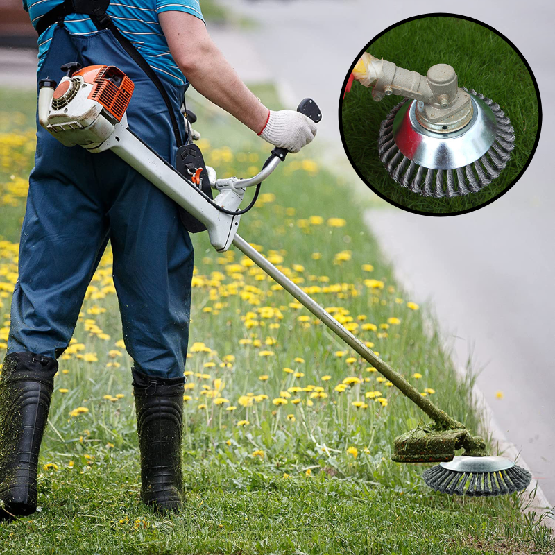 Drahtbürsten-Trimmerkopf im Einsatz auf einem Freischneider für effiziente Flächenreinigung und Gartenpflege.