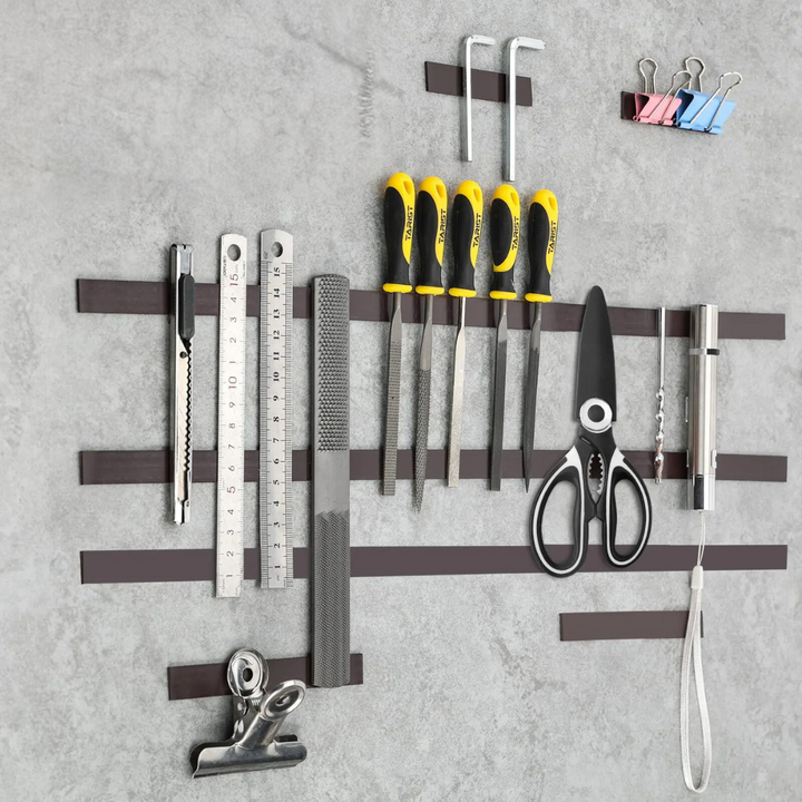 Selbstklebendes DIY-Magnetband, zuschneidbar. Flexible Lösung für platzsparende Organisation im Haushalt & Büro. Einfache Montage.