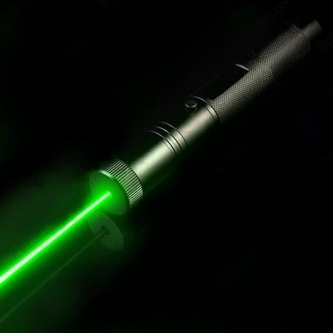 Vielseitiger USB-Laserpointer 303 als Sternenprojektor und Outdoor-Tool, wiederaufladbar und robust.