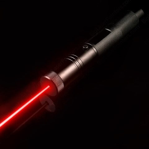 USB-Laserpointer 303 in Aktion: Heller, grüner Hochleistungslaserstrahl fokussiert auf eine Oberfläche.