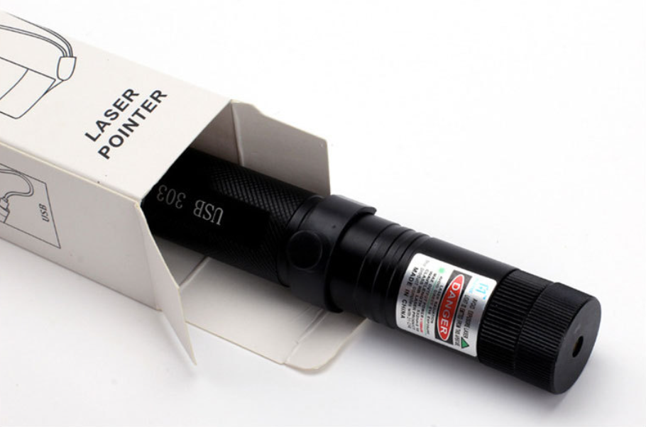 Grüner Hochleistungslaserpointer 303 mit USB-Ladefunktion, vielseitig für Vorträge & Sternenprojektion.