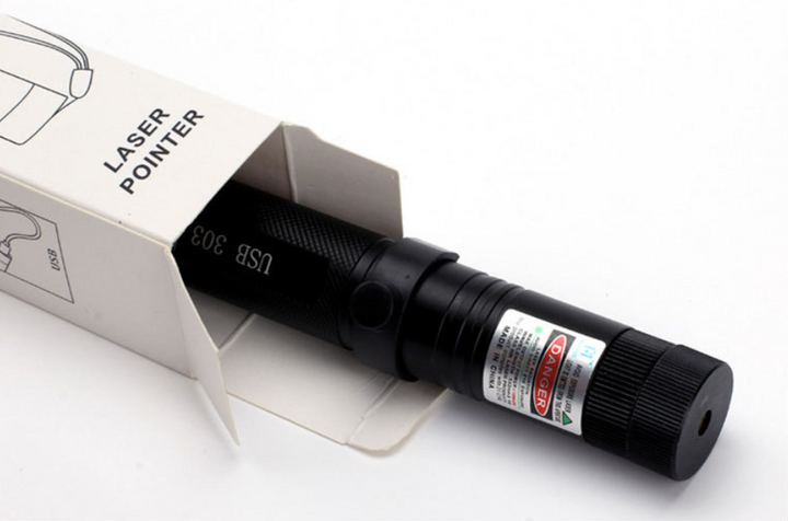 Grüner Hochleistungslaserpointer 303 mit USB-Ladefunktion, vielseitig für Vorträge & Sternenprojektion.