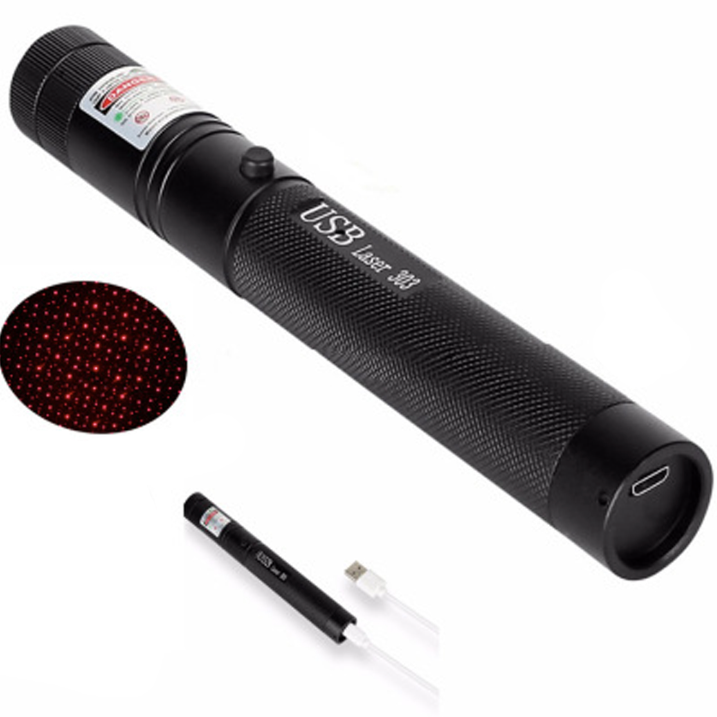 Leistungsstarker USB-Laser 303 als Outdoor Gadget, robust und wiederaufladbar für Abenteuer.