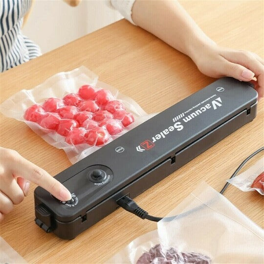 Vakuumierer beim Versiegeln von Gemüse für frische Lebensmittel. Optimal für gesunde Mealprep & Lebensmittelaufbewahrung.