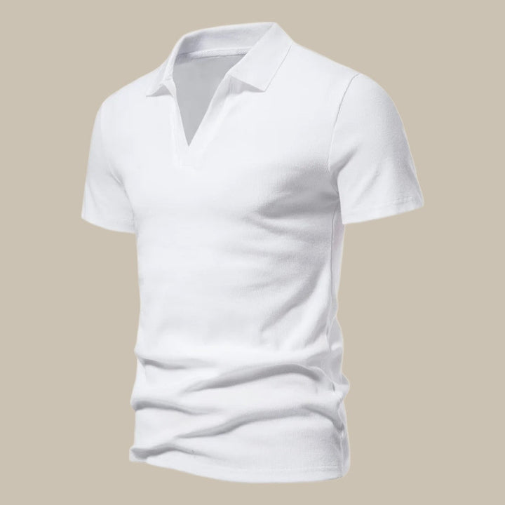 Herren Kurzarm Polohemd beim Spaziergang. Klassisches Design für entspannte Frühlingstage und sommerliche Aktivitäten.