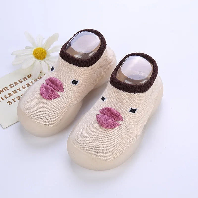 Detailaufnahme: Rutschfeste Sohle von Babyschuhsocken, für optimalen Halt auf glatten Böden.