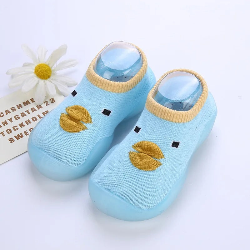 Ergonomische Lauflernschuhe, atmungsaktiv und rutschfest, unterstützen die Fußentwicklung.