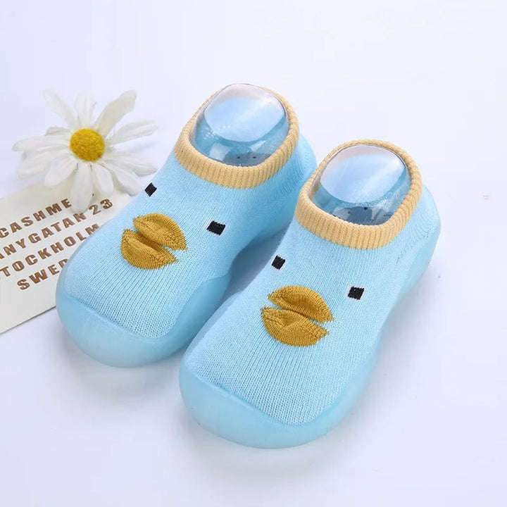Ergonomische Lauflernschuhe, atmungsaktiv und rutschfest, unterstützen die Fußentwicklung.