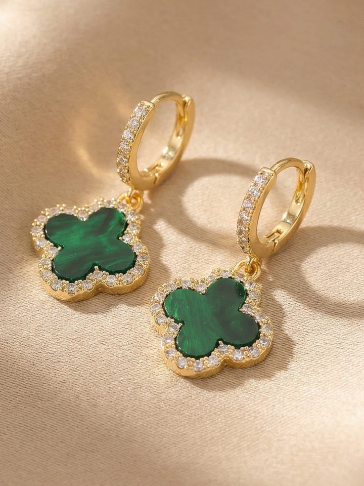 Vergoldete Damen Kleeblatt-Ohrringe Clara. Eleganter Glücksbringer Modeschmuck für jeden Tag.