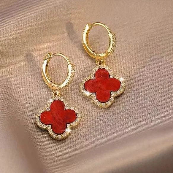 Schwarze Clara Kleeblatt-Ohrringe für Damen. Vergoldeter Modeschmuck als eleganter Glücksbringer.