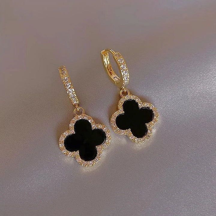 Nahaufnahme der Clara Kleeblatt-Ohrringe. Vergoldeter Damen-Glücksbringer Modeschmuck.