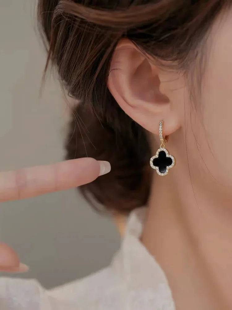 Model trägt elegante Clara Kleeblatt-Ohrringe. Vergoldeter Damenschmuck, ein Glücksbringer.