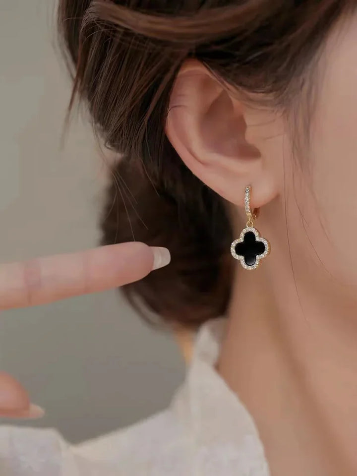 Model trägt elegante Clara Kleeblatt-Ohrringe. Vergoldeter Damenschmuck, ein Glücksbringer.