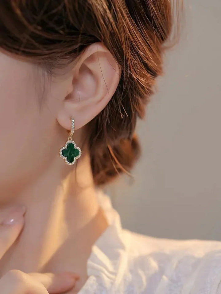 Geschenkidee: Stilvolle Kleeblatt-Ohrringe Clara. Vergoldeter Glücksbringer Schmuck für Damen.