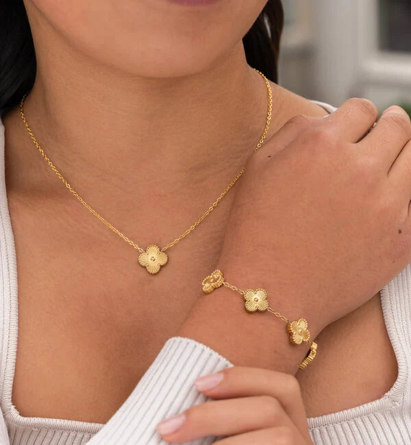 Vergoldetes Edelstahl Kleeblatt Schmuckset für Damen mit Halskette, Armband & Ohrringen. Elegant & zeitlos.