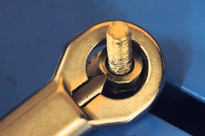 Kompaktes & robustes Design: Verstellbarer Schraubensprenger für präzises Arbeiten an festsitzenden Schrauben.