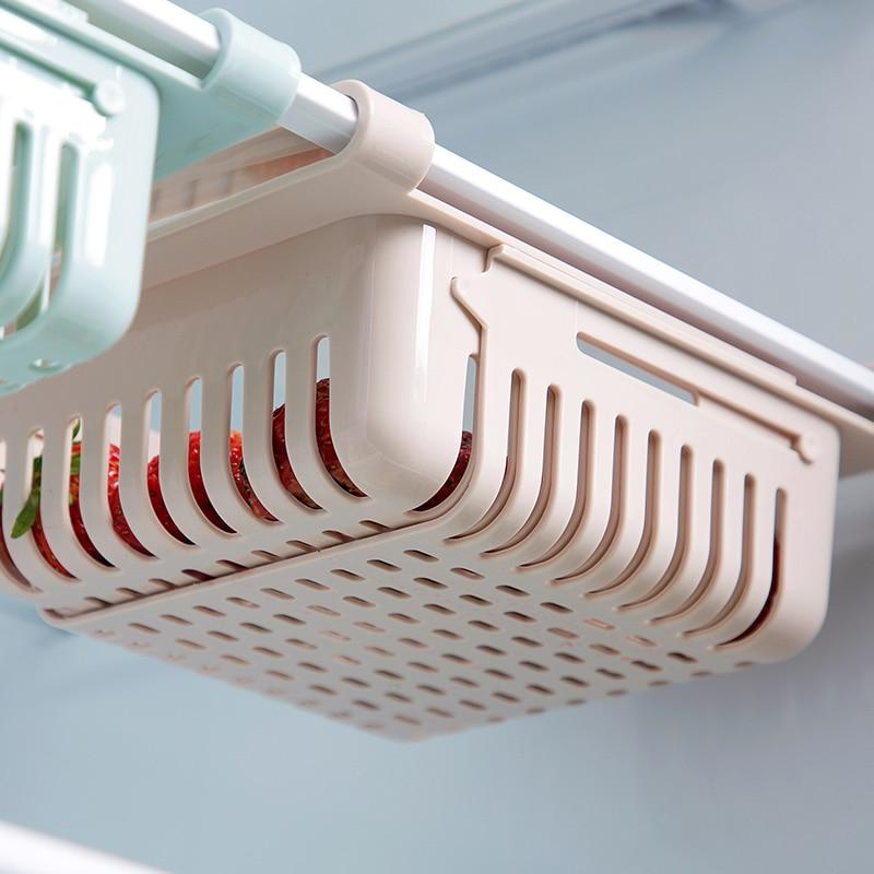 Platzsparendes Kühlschrankregal mit integriertem Eierhalter für frische Eier, schafft Ordnung und optimiert die Aufbewahrung.
