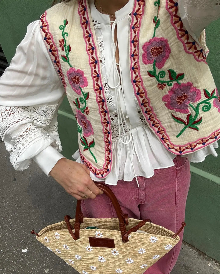 Damen Wildblumen-Weste Gilda offen getragen, leichter sommerlicher Style, vielseitig kombinierbar.