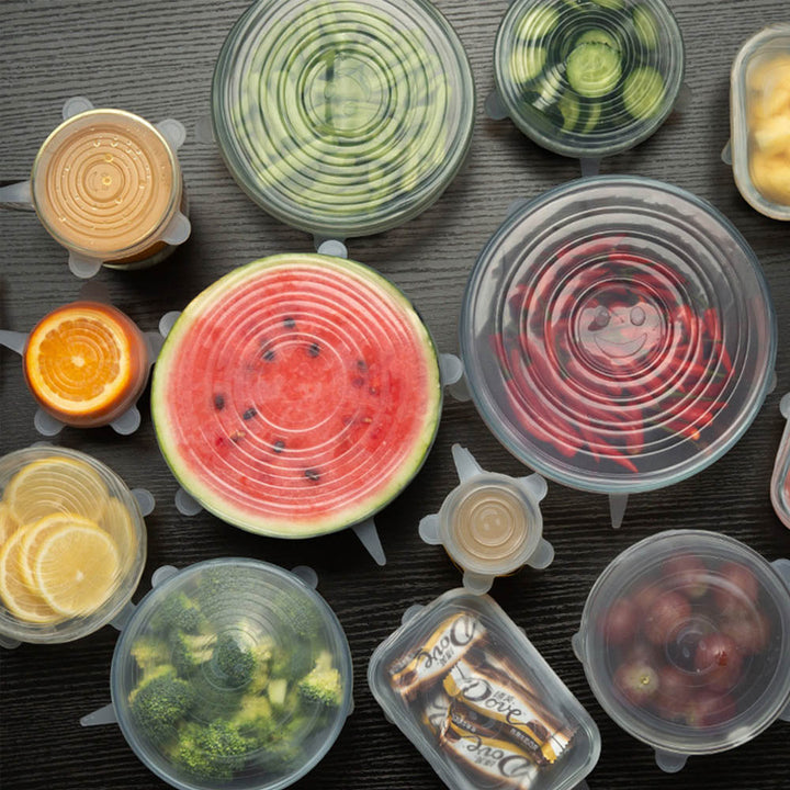 Dehnbare Silikondeckel als umweltfreundliche Lebensmittelabdeckung für Schüsseln und Behälter in der Küche.